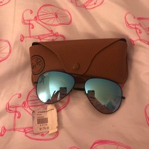 Blue Reflector Ray Bans.